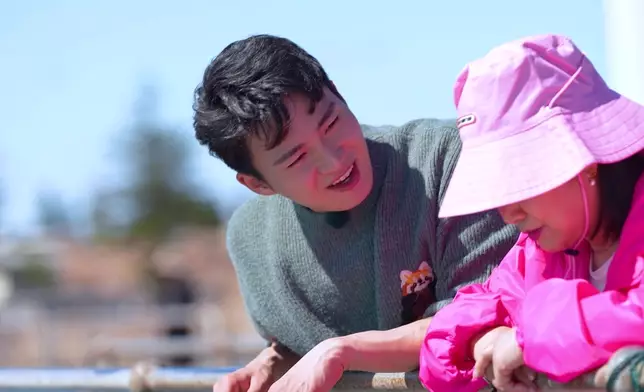 阿姐體驗釣蟹時，好似小朋友咁開心。