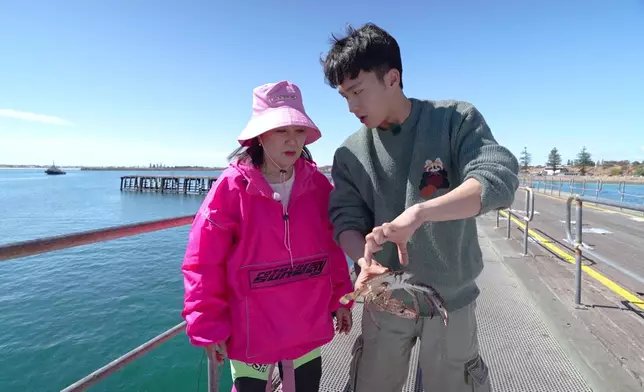阿姐體驗釣蟹時，好似小朋友咁開心。