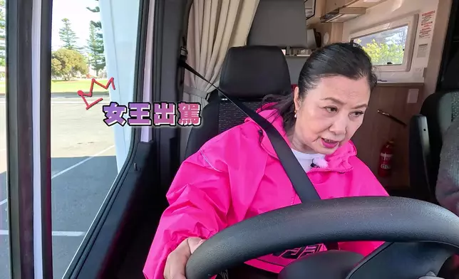 阿姐對自己嘅第一次自駕遊好滿意，仲猛叫嘉洛仔影相畀家英哥睇。