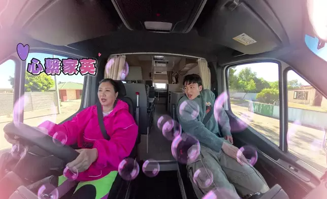 阿姐對自己嘅第一次自駕遊好滿意，仲猛叫嘉洛仔影相畀家英哥睇。