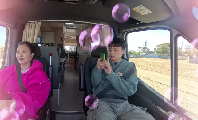 阿姐對自己嘅第一次自駕遊好滿意，仲猛叫嘉洛仔影相畀家英哥睇。