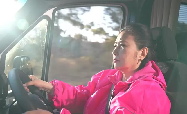 阿姐對自己嘅第一次自駕遊好滿意，仲猛叫嘉洛仔影相畀家英哥睇。