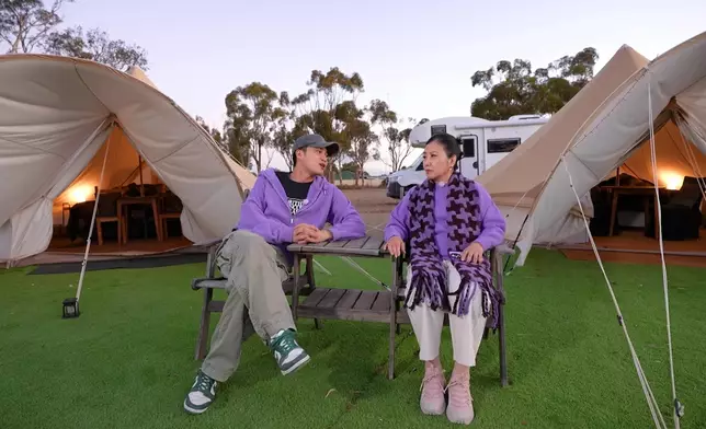 兩位由天光坐到天黑。