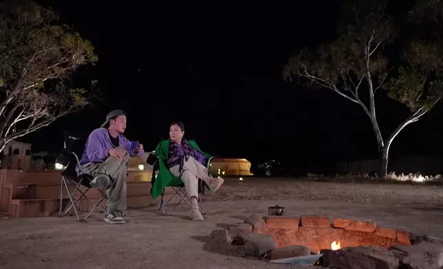 兩位由天光坐到天黑。