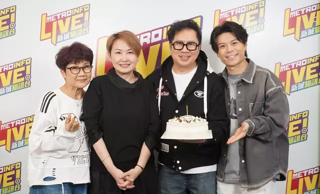 李有毅生日，太太與囝囝李國煒、湯寶如一齊慶祝。