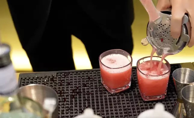 視帝陳豪與視后唐詩詠化身一日店長，