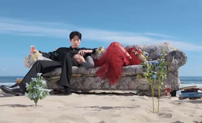 朴正民出演華莎的MV。影片截圖