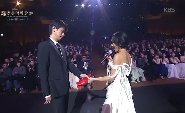 華莎與朴正民在青龍獎現場上演讓人動心的表演。影片截圖