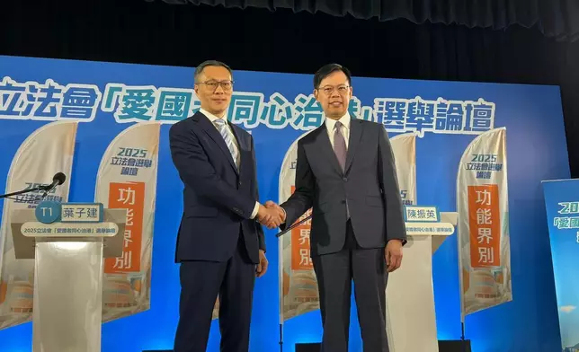 立法會功能界別金融界論壇下午在荔枝角政府合署禮堂舉行，1號候選人葉子建(左)與2號候選人陳振英(右)就多項議題各抒己見，提出具體建議。巴士的報記者攝