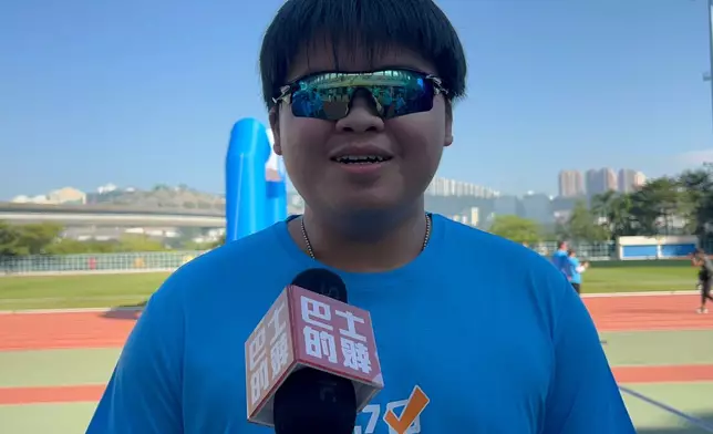 市民余氏兄妹一起落場跑步。巴士的報記者攝