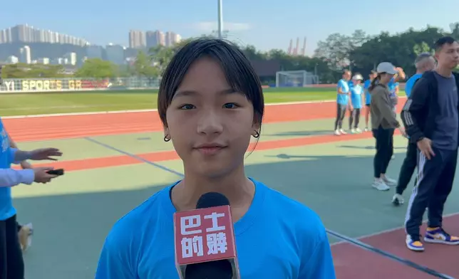 市民余氏兄妹一起落場跑步。巴士的報記者攝