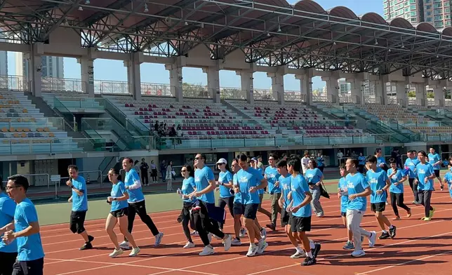 葵青義工發展團舉辦「投入選舉1207齊齊向前跑」活動，鼓勵市民踴躍投票。巴士的報記者攝