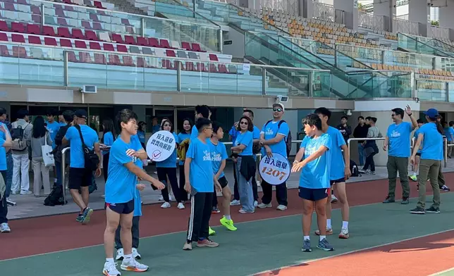 葵青義工發展團舉辦「投入選舉1207齊齊向前跑」活動，參加者跑前先熱身。巴士的報記者攝