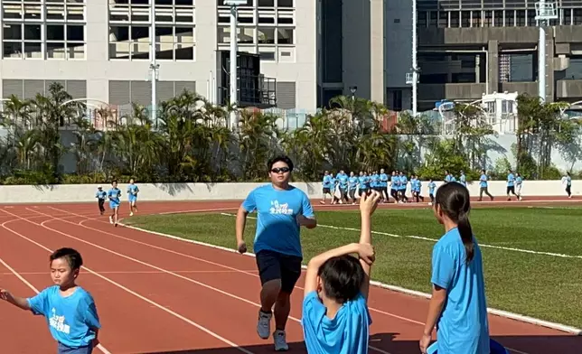 葵青義工發展團舉辦「投入選舉1207齊齊向前跑」活動，鼓勵市民踴躍投票。巴士的報記者攝