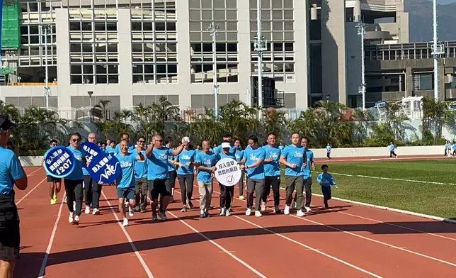 葵青義工發展團舉辦「投入選舉1207齊齊向前跑」活動，鼓勵市民踴躍投票。巴士的報記者攝