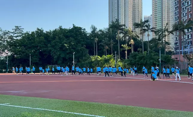 葵青義工發展團舉辦「投入選舉1207齊齊向前跑」活動，鼓勵市民踴躍投票。巴士的報記者攝