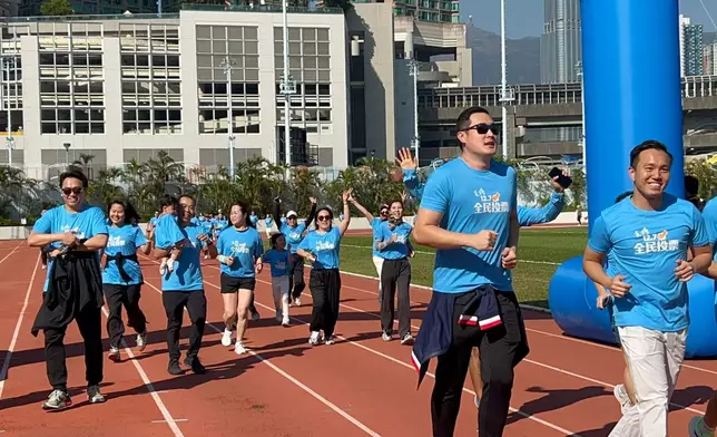 葵青義工發展團舉辦「投入選舉1207齊齊向前跑」活動，鼓勵市民踴躍投票。巴士的報記者攝