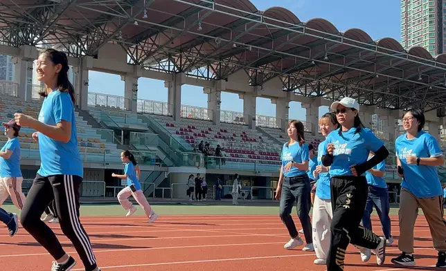 葵青義工發展團舉辦「投入選舉1207齊齊向前跑」活動，鼓勵市民踴躍投票。巴士的報記者攝