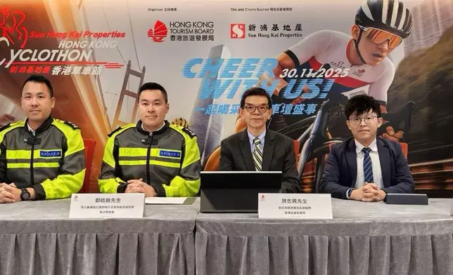 香港單車節11月30日舉行。左起：新界南總區交通部執行及管制組高級督察張浩煒、西九龍總區交通部執行及管制組高級督察鄭皓銘、旅發局節目及旅遊產品拓展顧問洪忠興、運輸署高級運輸主任何俊杰向傳媒簡報當日交通安排和行動細節。