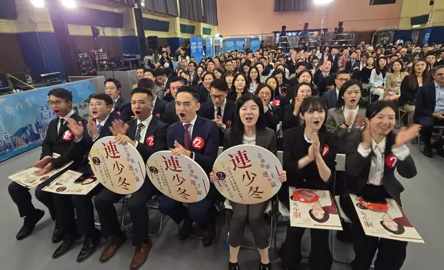 連少冬的打氣團。巴士的報記者攝