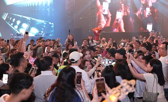 吳若希到台下和觀眾握手互動。