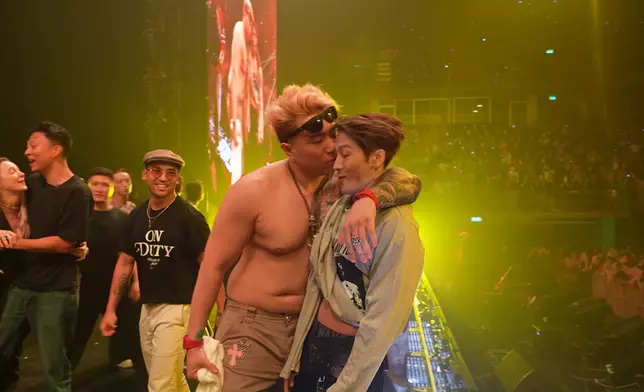 提到Encore環節粉絲上台互動，曾有大隻男偷吻成熱話。