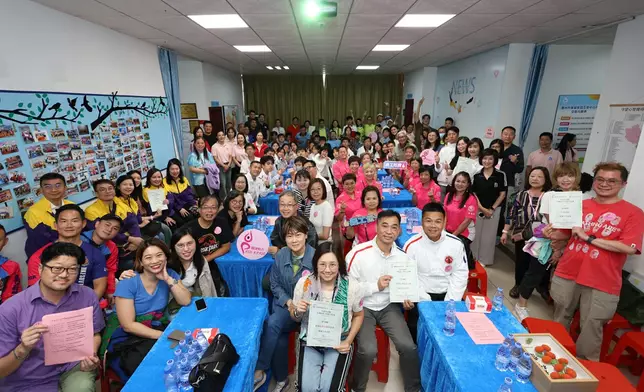 胡渭康、韻律動力基金主席彭韻僖律師及義工大合照留念。