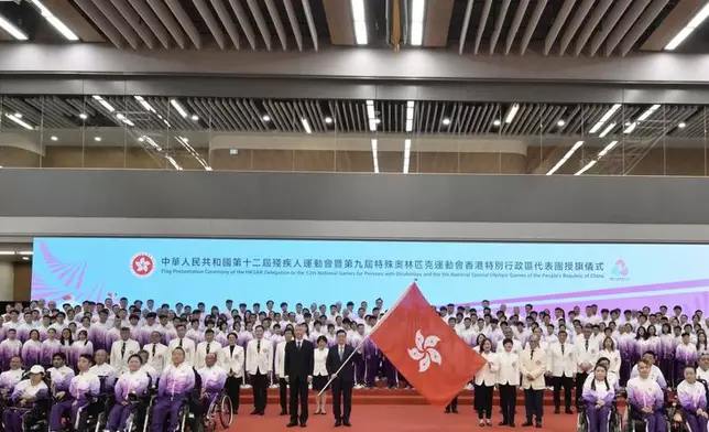 本屆殘特奧會將於12月8日至15日舉行，行政長官李家超下午向香港特區代表團授旗。政府聞處圖片