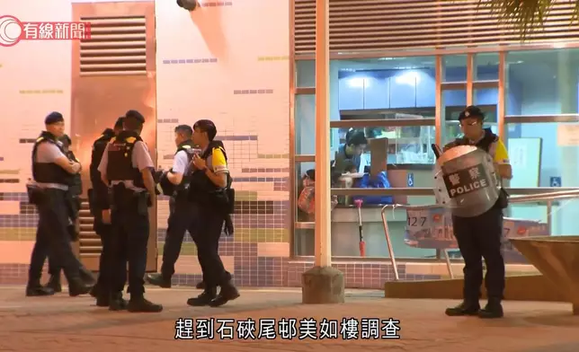 石硤尾邨發生斬人案，大批警員到場調查。有線新聞影片截圖