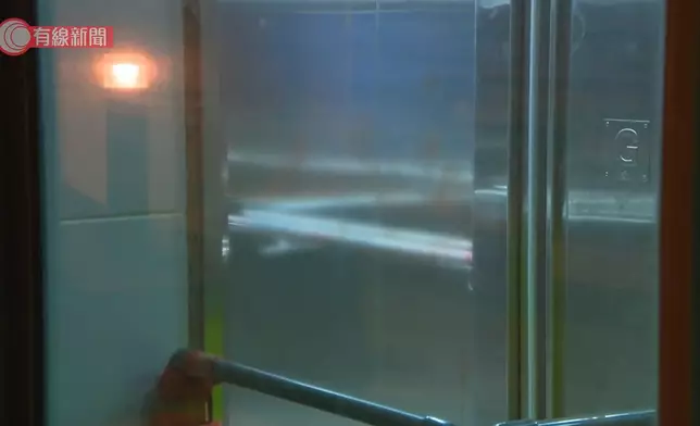 石硤尾邨發生斬人案，電梯牆身佈滿血漬。有線新聞影片截圖