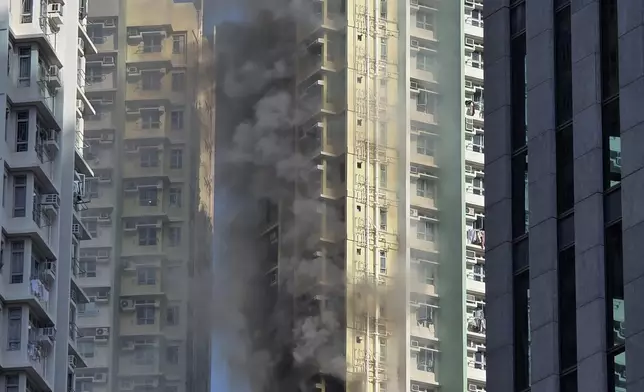 九龍灣啟晴邨下午發生火警。香港每日新聞資訊群FB群組圖片