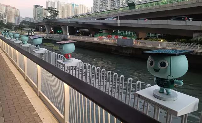 觀塘翠屏河長廊「下水水」公仔。巴士的報記者攝