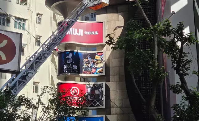 利舞臺廣場人造草牆火警救熄。Threads圖片