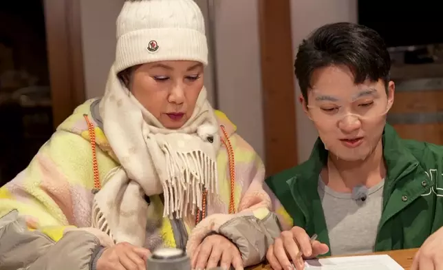 嘉洛仔爭取時間敷Mask，留意番，佢為咗就坐喺度嘅阿姐，佢好多時候會跪喺度同阿姐互動。