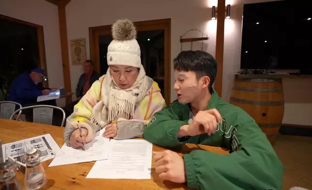 嘉洛仔爭取時間敷Mask，留意番，佢為咗就坐喺度嘅阿姐，佢好多時候會跪喺度同阿姐互動。