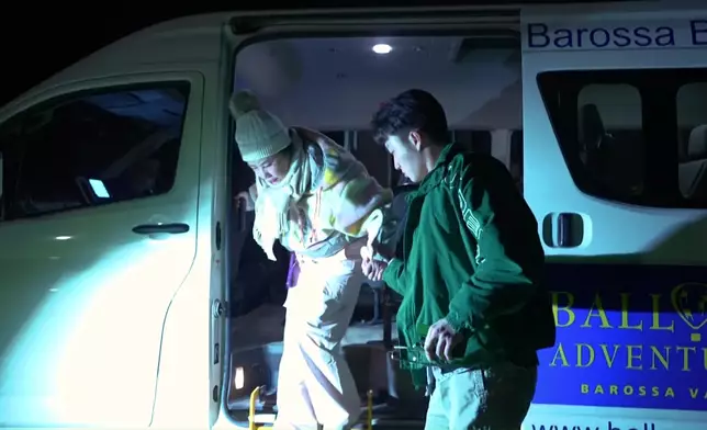 佢仲要無時無刻都小心翼翼咁扶住阿姐上落。