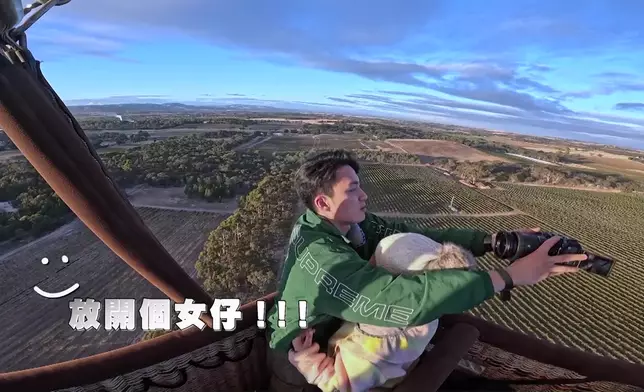 呢吓自拍動作，唔知以後會唔會成為港男與女友自拍指定動作呢？