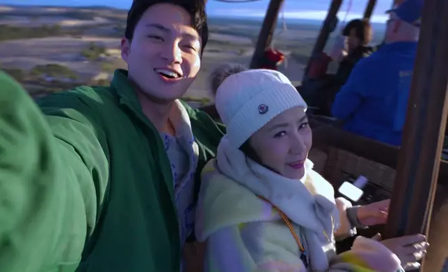 阿姐開心到變咗少女。