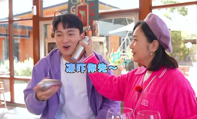 睇吓，阿姐都畀嘉洛仔感染到變咗大細路。