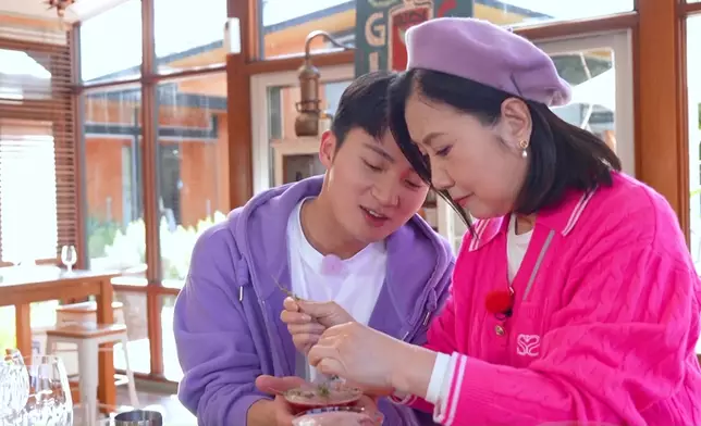 見到阿姐𠝹損手，嘉洛即刻全程貼身照顧，就算去到第二個站拍緊嘢，佢都冇忘記到阿姐隻手，仲叮囑佢洗完手要換過塊新嘅膠布。