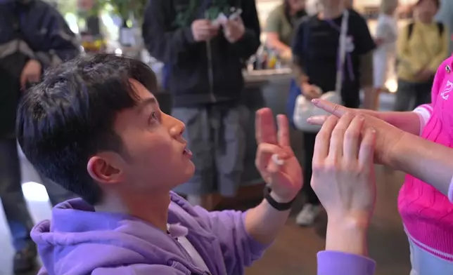 見到阿姐𠝹損手，嘉洛即刻全程貼身照顧，就算去到第二個站拍緊嘢，佢都冇忘記到阿姐隻手，仲叮囑佢洗完手要換過塊新嘅膠布。