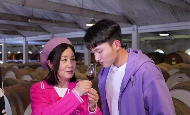 佢哋會齊齊品嚐呢支喺阿姐出生年份釀製嘅酒。呢支「阿姐酒」，有埋阿姐個名喺上面，阿姐鍾意到不得了。