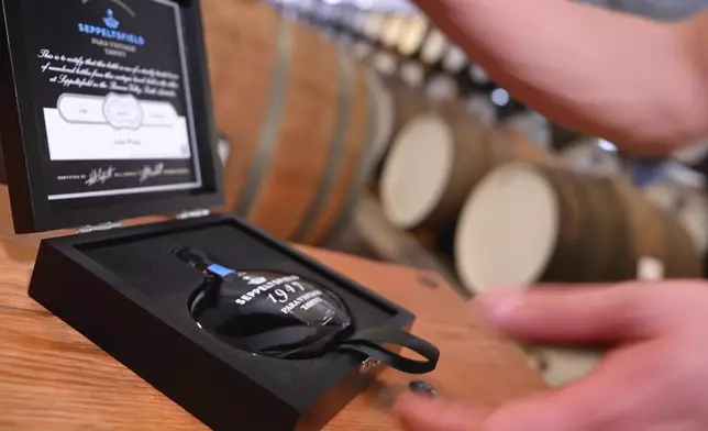 佢哋會齊齊品嚐呢支喺阿姐出生年份釀製嘅酒。呢支「阿姐酒」，有埋阿姐個名喺上面，阿姐鍾意到不得了。