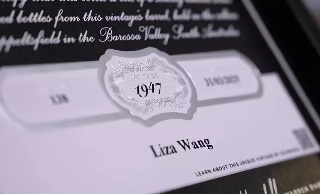 佢哋會齊齊品嚐呢支喺阿姐出生年份釀製嘅酒。呢支「阿姐酒」，有埋阿姐個名喺上面，阿姐鍾意到不得了。