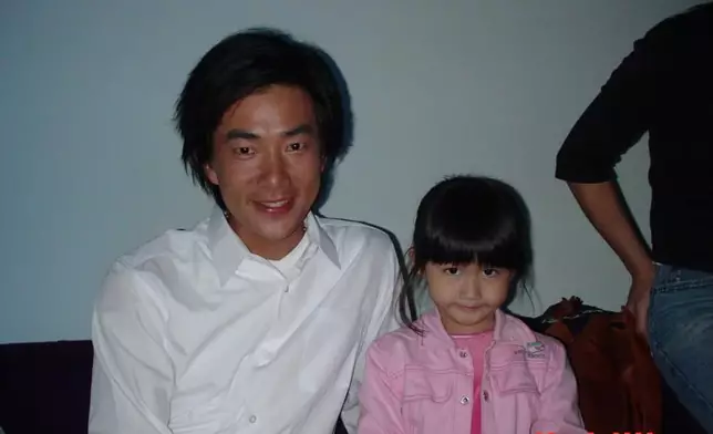 曹銦玲4歲時曾與任賢齊合作。