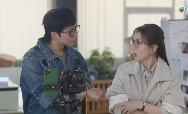 四集劉艷勁唔醒水係咁講錯嘢 ，PM為咗阻止佢繼續禍從口出，只好掩住佢把口，劉艷事後知道PM嘅心意後忍唔住甜笑。