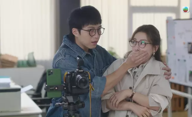 四集劉艷勁唔醒水係咁講錯嘢 ，PM為咗阻止佢繼續禍從口出，只好掩住佢把口，劉艷事後知道PM嘅心意後忍唔住甜笑。