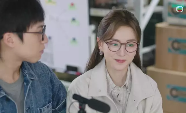 四集劉艷勁唔醒水係咁講錯嘢 ，PM為咗阻止佢繼續禍從口出，只好掩住佢把口，劉艷事後知道PM嘅心意後忍唔住甜笑。