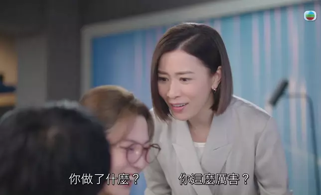 劉艷第四集成功過咗神秘解謎網站第一關時，佢第一時間將手搭落PM膊頭度，勁有發展穩定嘅情侶Feel。