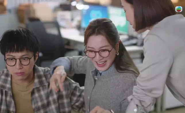 劉艷第四集成功過咗神秘解謎網站第一關時，佢第一時間將手搭落PM膊頭度，勁有發展穩定嘅情侶Feel。